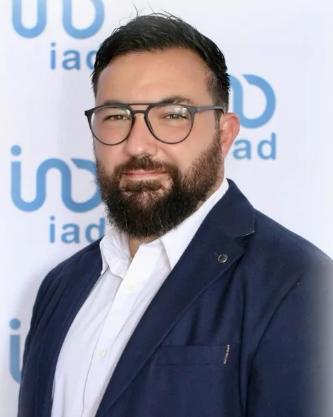 Portrait de Guillaume Roque, conseiller immobilier indépendant iad